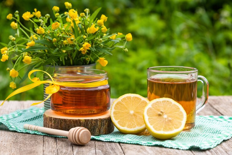 cha-com-limao-e-mel-no-cafe-da-manha_222185-306